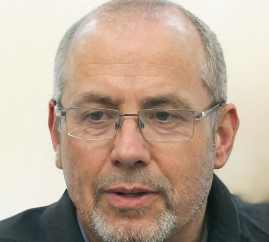 Instructor principal realizando análisis SEO en pantalla